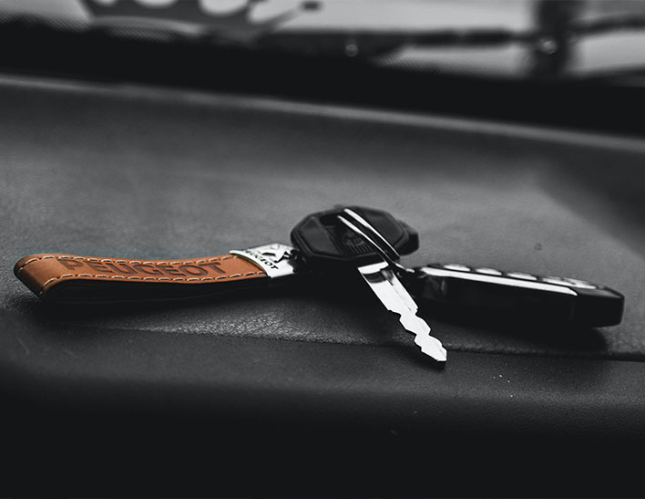 Nycklar som ligger på bilens instrumentpanel